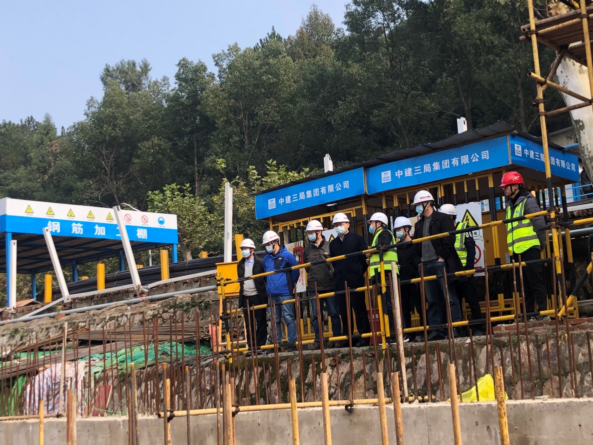 说明: F:\双创中心\照片\领导检查\2020.11.30刘校长检查.jpg